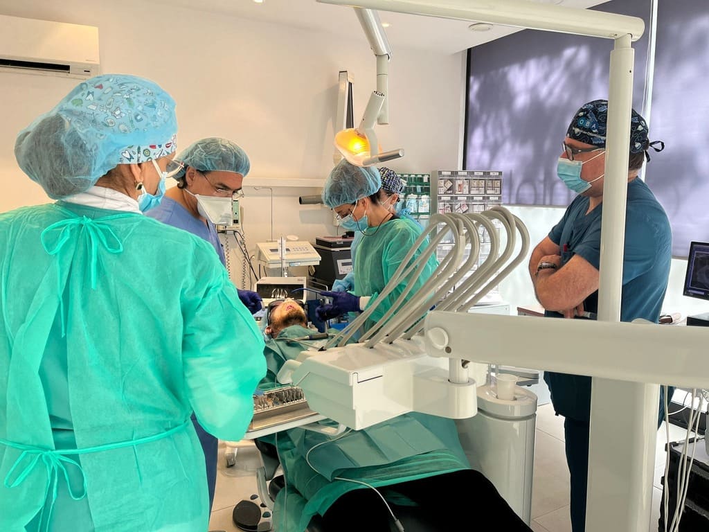 Implants amb dents fixes des del primer dia: ràpid, segur i efectiu.